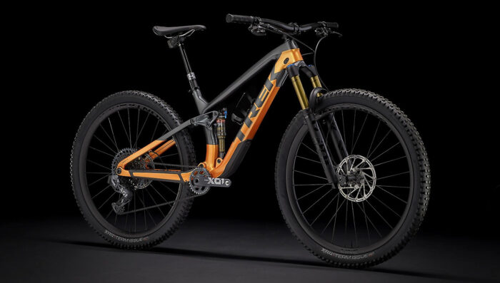 Trek Fuel EX 9.9 X01 AXS (Lithium Grey-Factory Orange) black background
