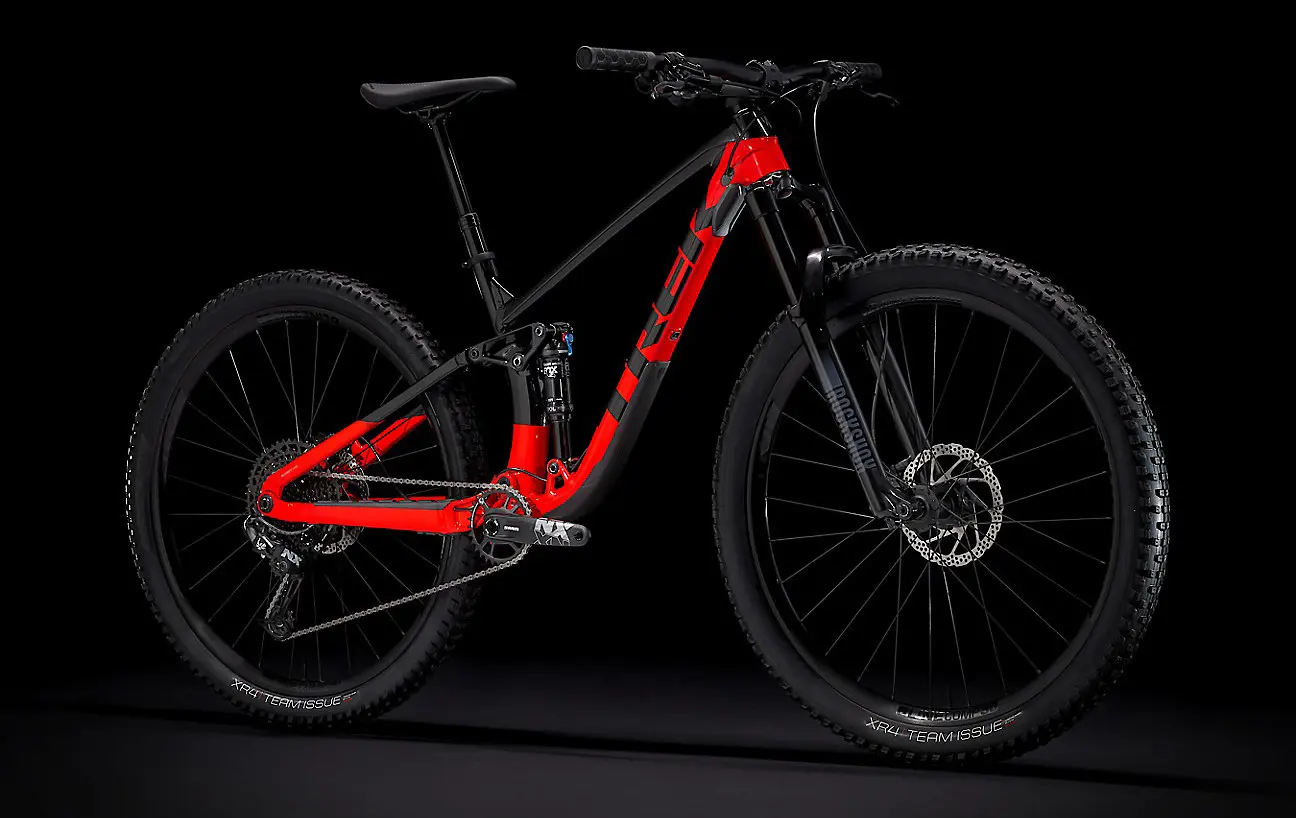 Trek Fuel EX 7 (Trek Black-Radioactive Red) fondo negro